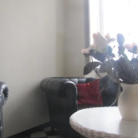 Mit Garten In Einem Alten Haus *