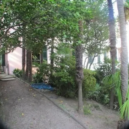 Mit Garten In Einem Alten Haus *